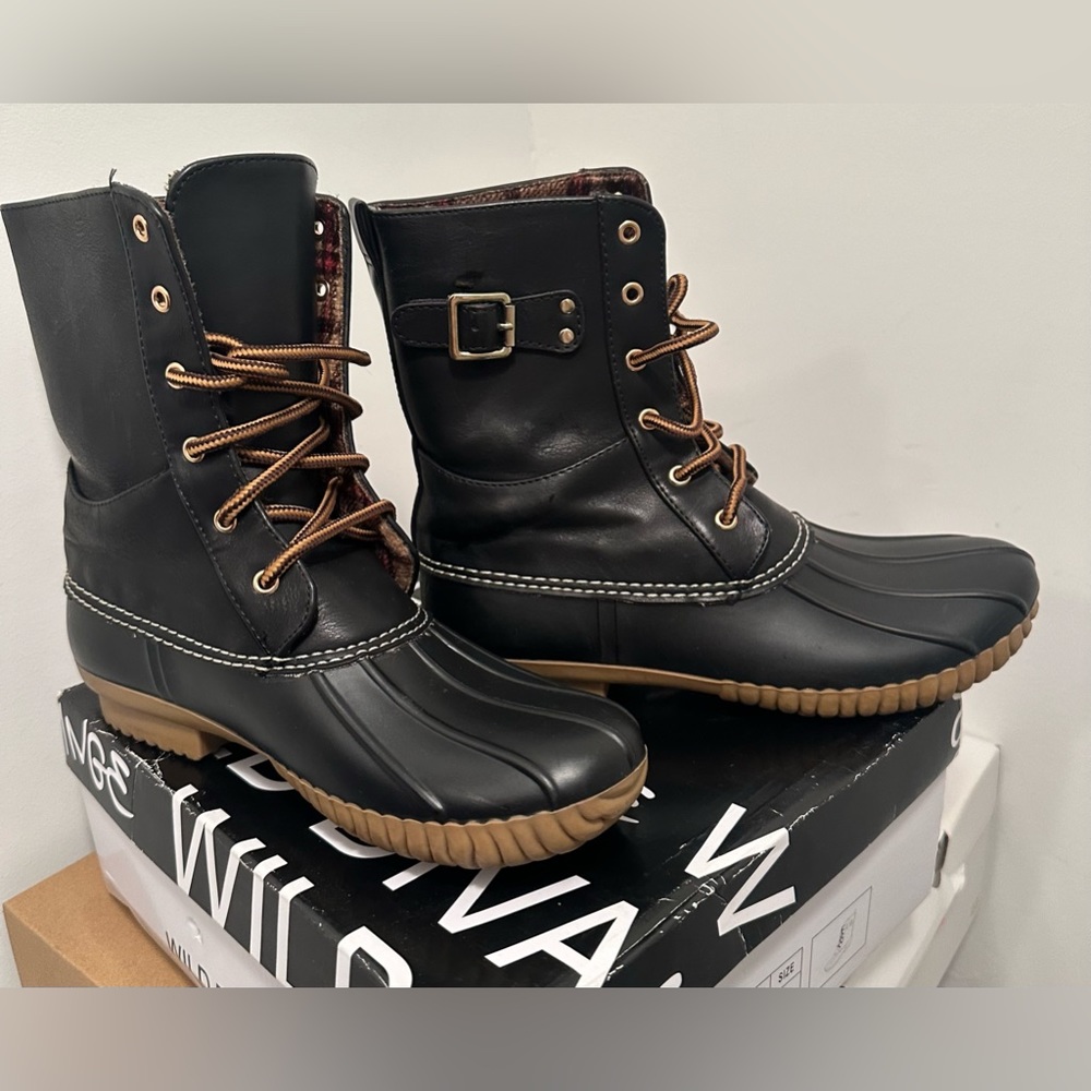 Wild Dive Plaid Lined Black Duck Boots Size 8.5